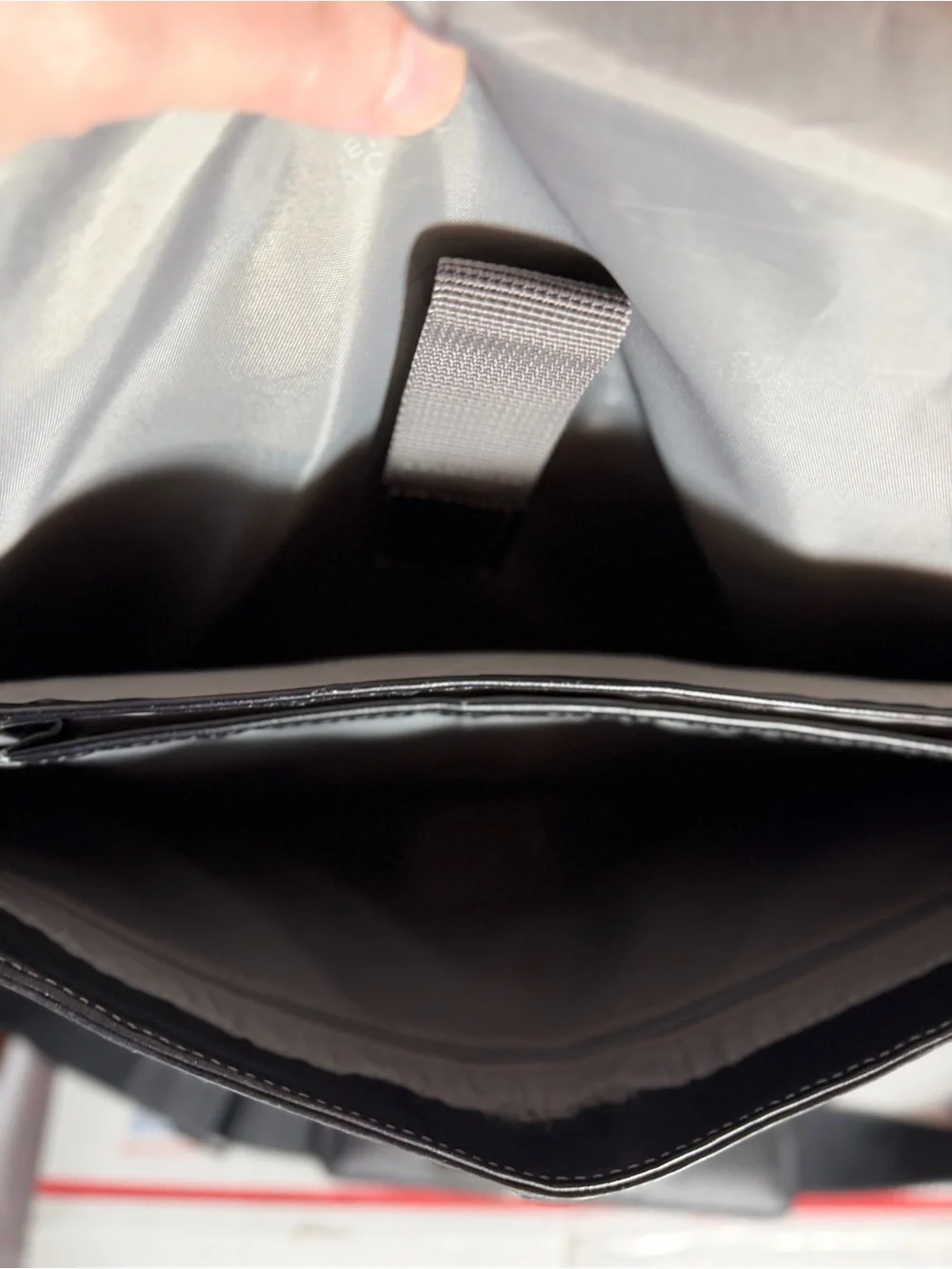 Kenneth Cole Reaction Columbian Leather Messenger Bag